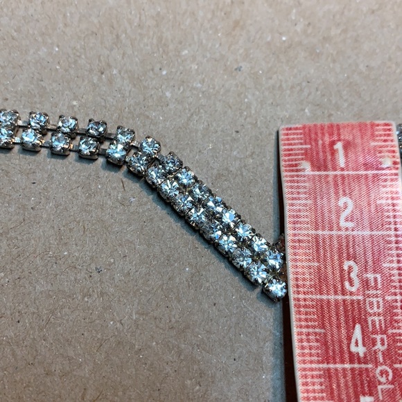 Fabulous vintage V shaped rhinestone necklace. - Picture 6 of 11